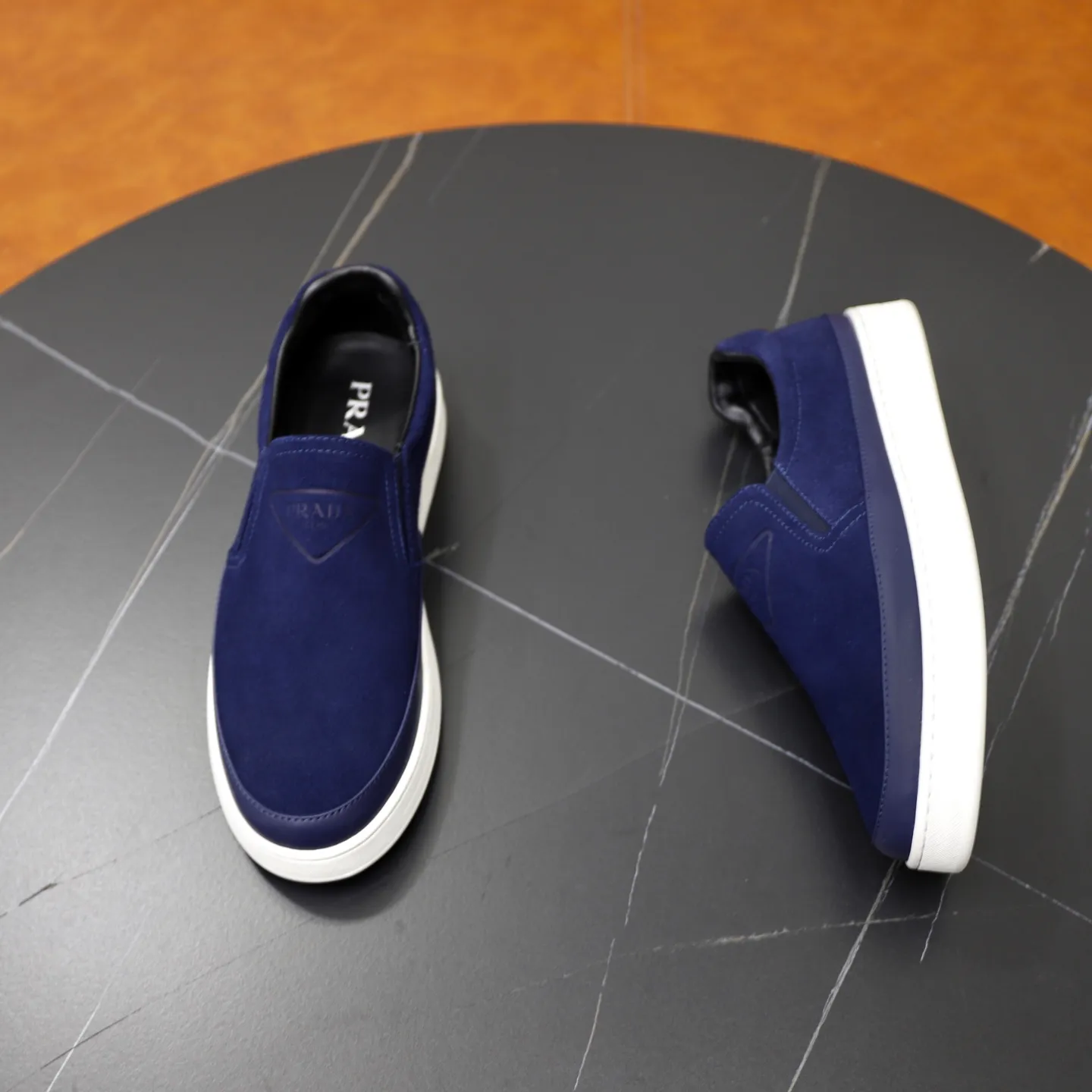 Ex-factory price: 420💰🙅‍♂️🙅‍♂️🙅‍♂️ Brand: PRADA Standard code: 38-44 (45 customized) Grade: Same as the official website Material: Original leather splicing, comfortable and breathable lining, original wear-resistant outsole Style category: Men's fashionable casual shoes, running shoes, noble luxury brand elements, top luxury Color: actual picture color